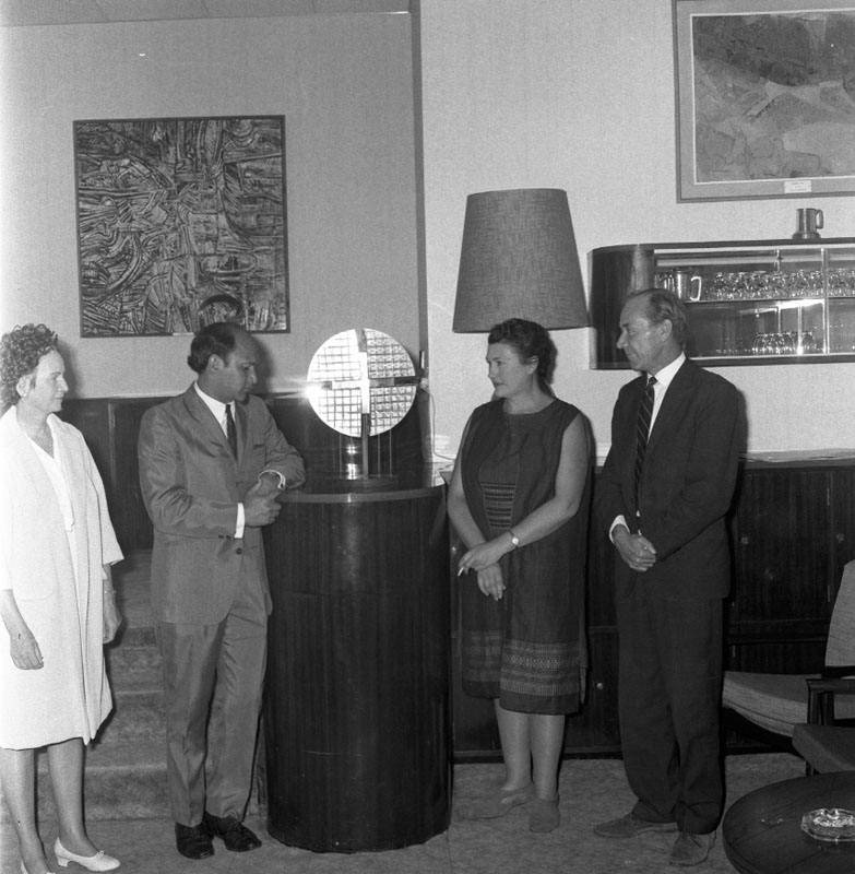 c. Art award to Sculptor, Crs Room, by Mrs Smuts-Kennedy