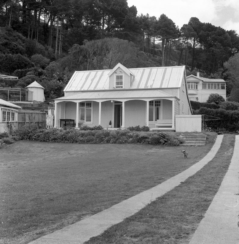 e. Art award to Sculptor, Crs Room, by Mrs Smuts-Kennedy