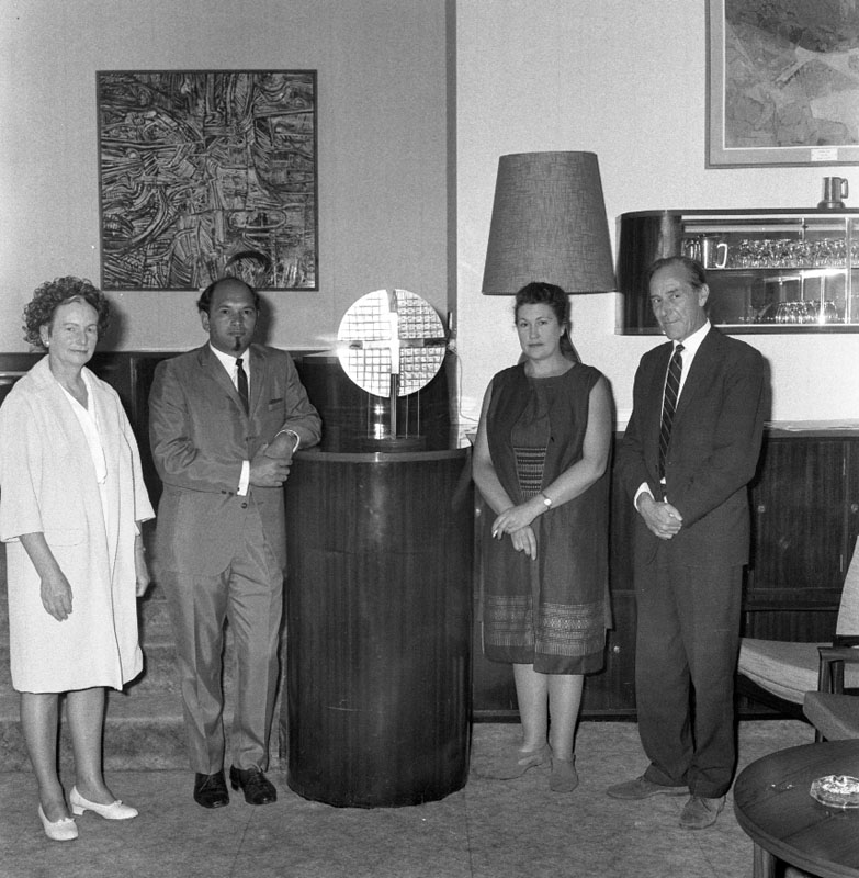 f. Art award to Sculptor, Crs Room, by Mrs Smuts-Kennedy