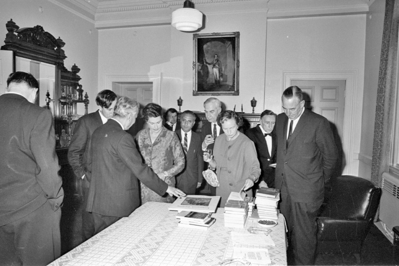 i. Gift of books by Indian High Commissioner, Mayor's room