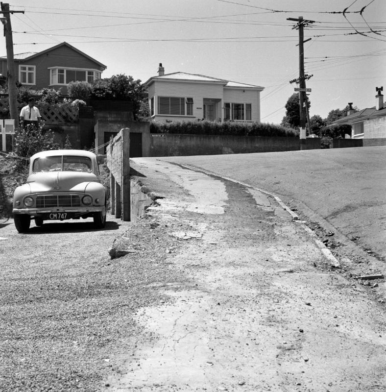 b. Footpath, No 44 Washington Avenue