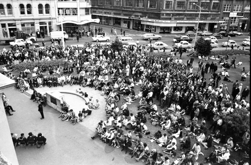 g. Civic Square, crowd on lawn