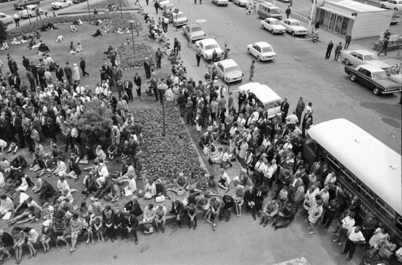 h. Civic Square, crowd on lawn