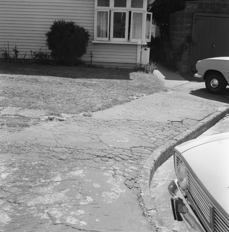 a. Intersection of Moncrieff Street and Elizabeth Street, motor vehicles. Clyde Quay school in background