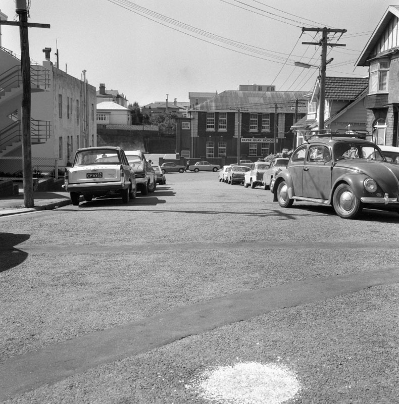 b. Intersection of Moncrieff Street and Elizabeth Street, motor vehicles. Clyde Quay school in background