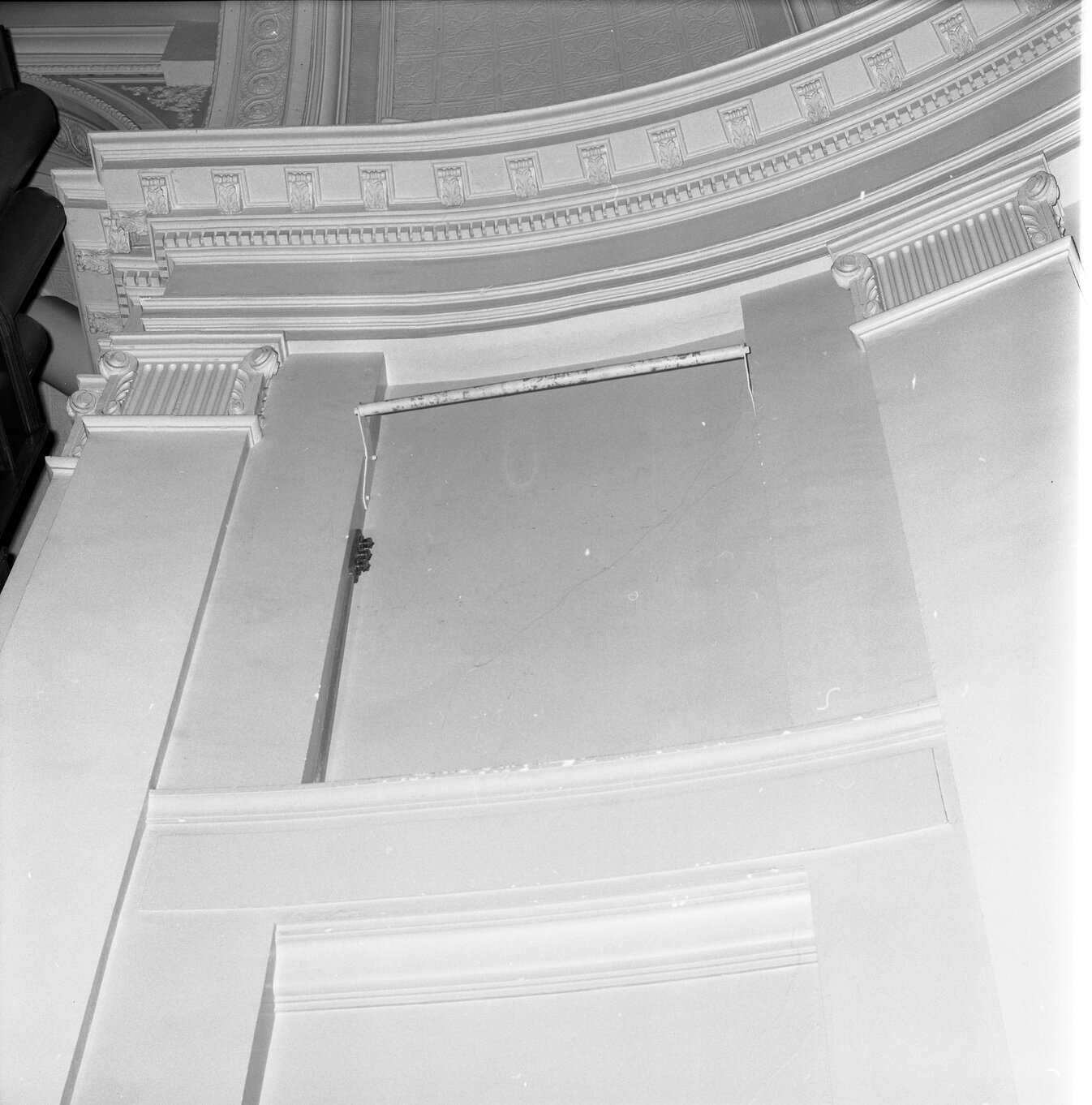 e. Cracks in wall, Town Hall