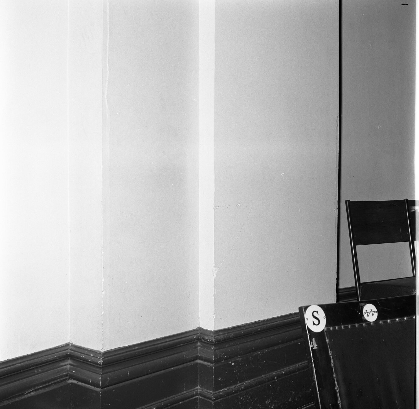 i. Cracks in wall, Town Hall