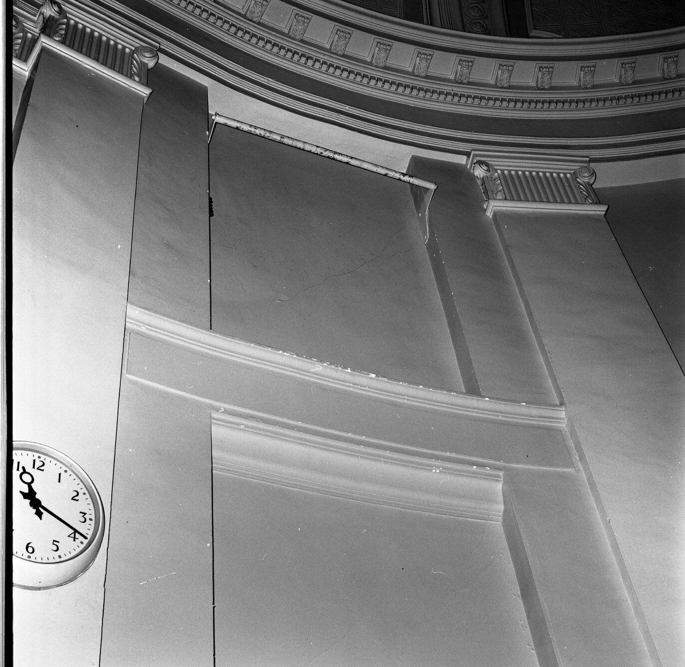 k. Cracks in wall, Town Hall