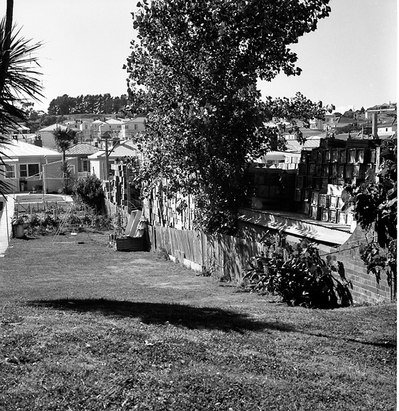 c. Uneeda Fruit Co, no 44 Owen St