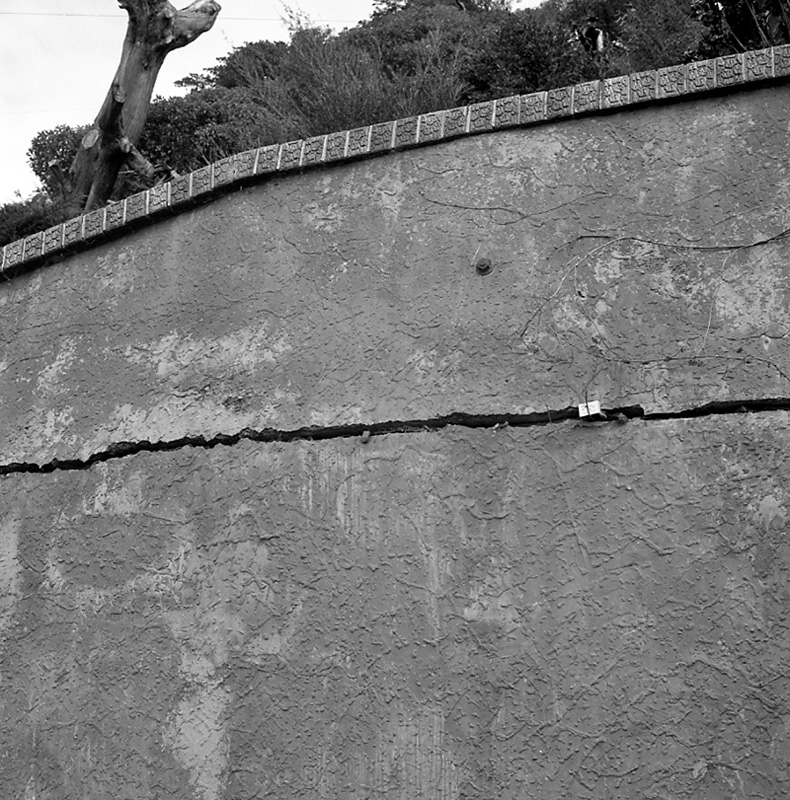 b. No 412 Evans Bay Road, cracked wall facing footpath