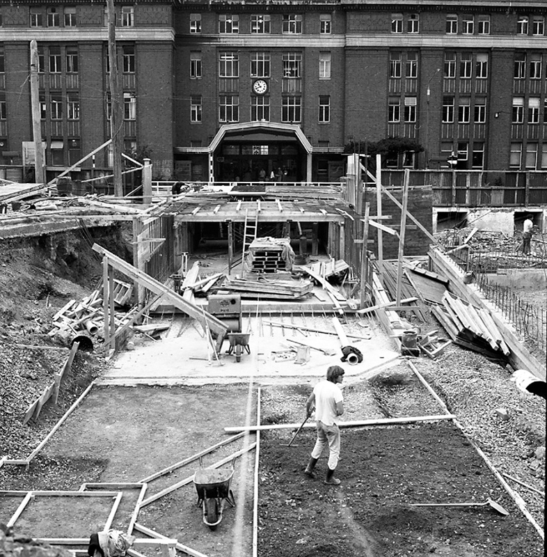 b. Pedestrian subway, Lambton Quay to Railway Station