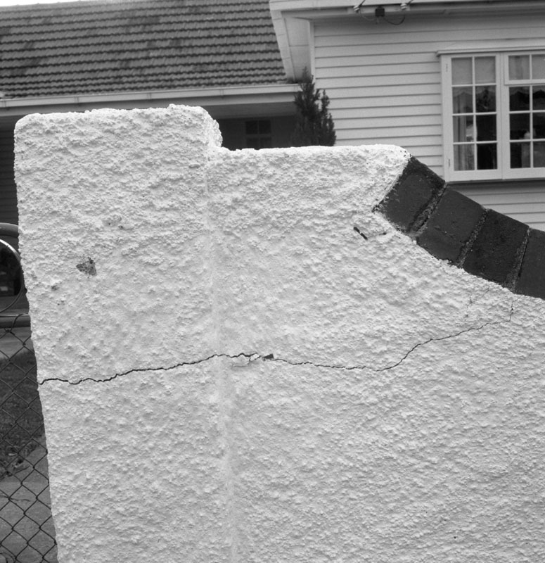 b. No 6 Marsden Avenue, cracked wall