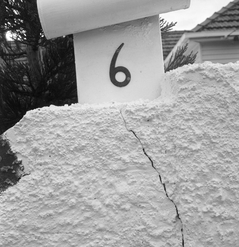 d. No 6 Marsden Avenue, cracked wall