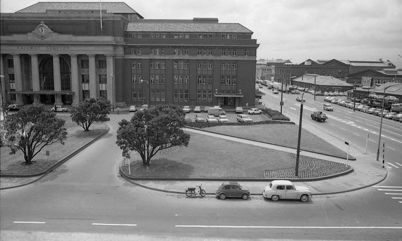e. Front of railway station from roof of Waterloo Hotel and ground level