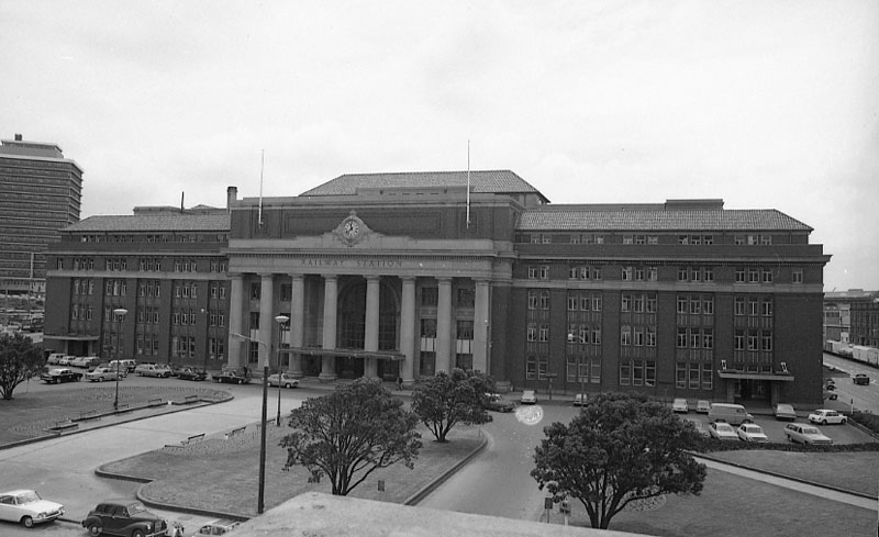 i. Front of railway station from roof of Waterloo Hotel and ground level