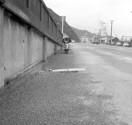 b. Grating, Hutt Road