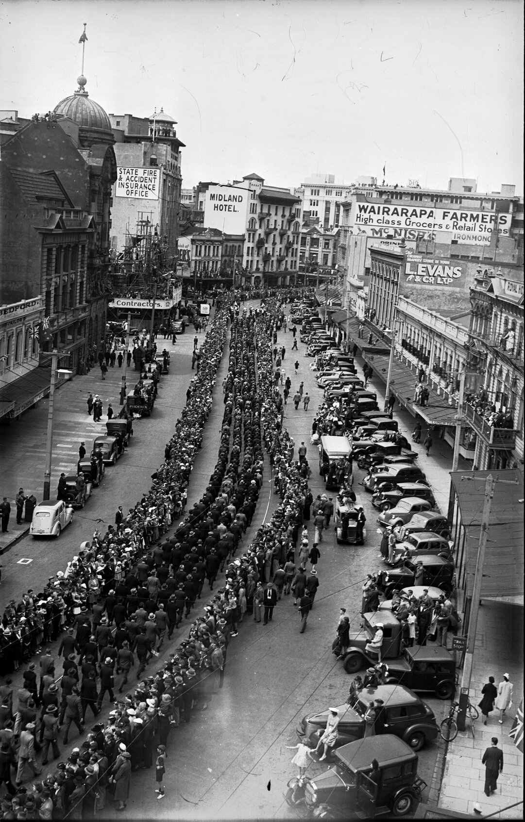 Military parade of men enlisting, Lambton Quay