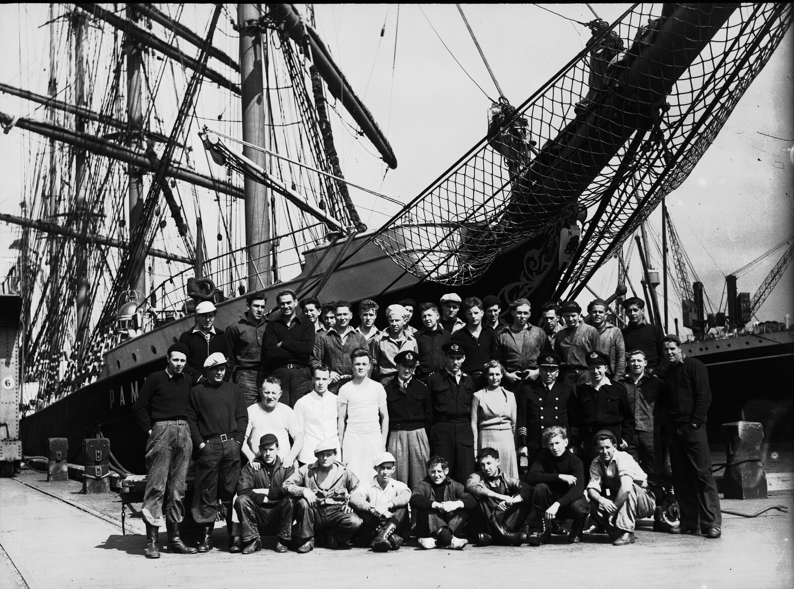 Group photograph of Pamir crew, Wellington