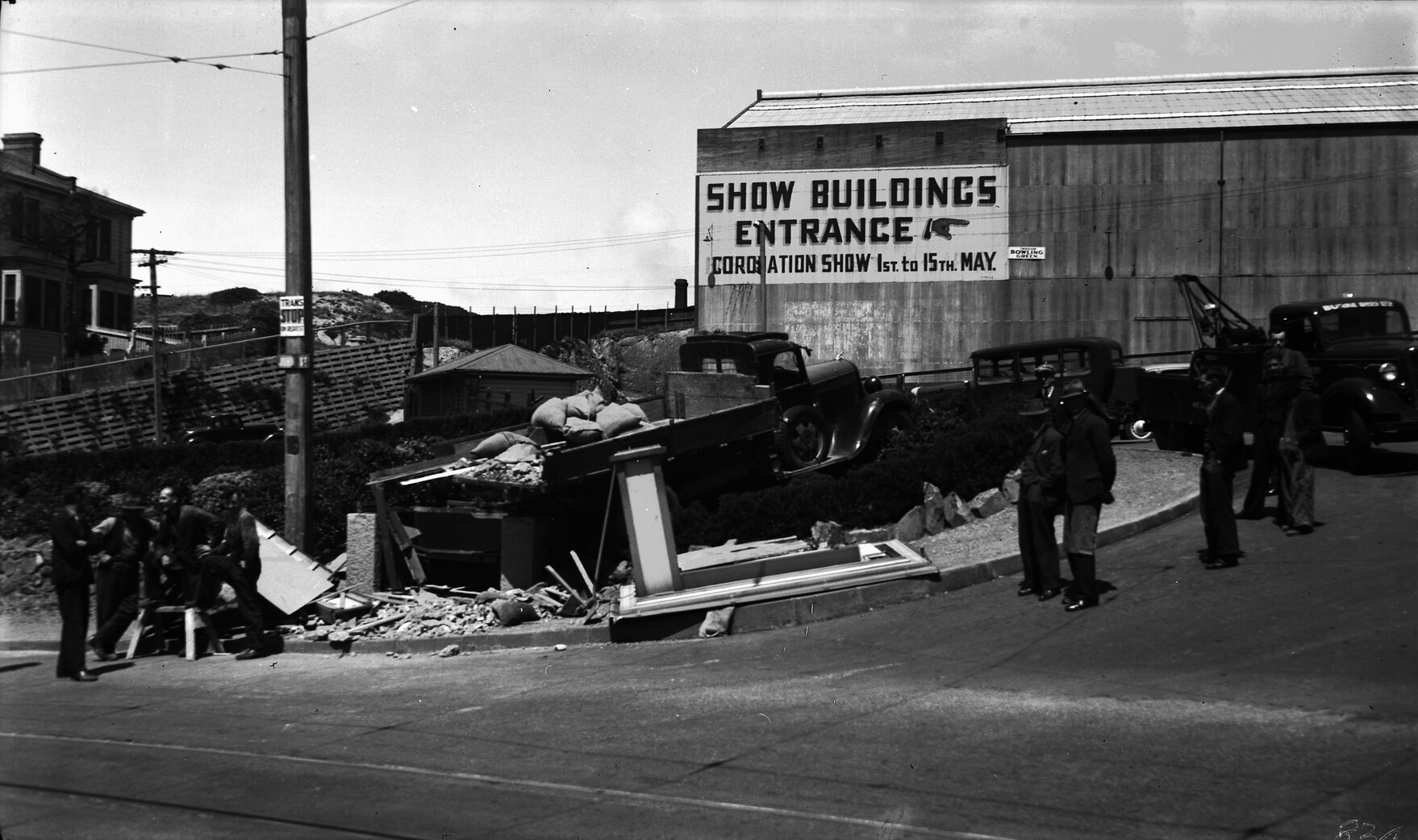 John Street traffic accident, Tram Waiting Shelter destroyed by truck