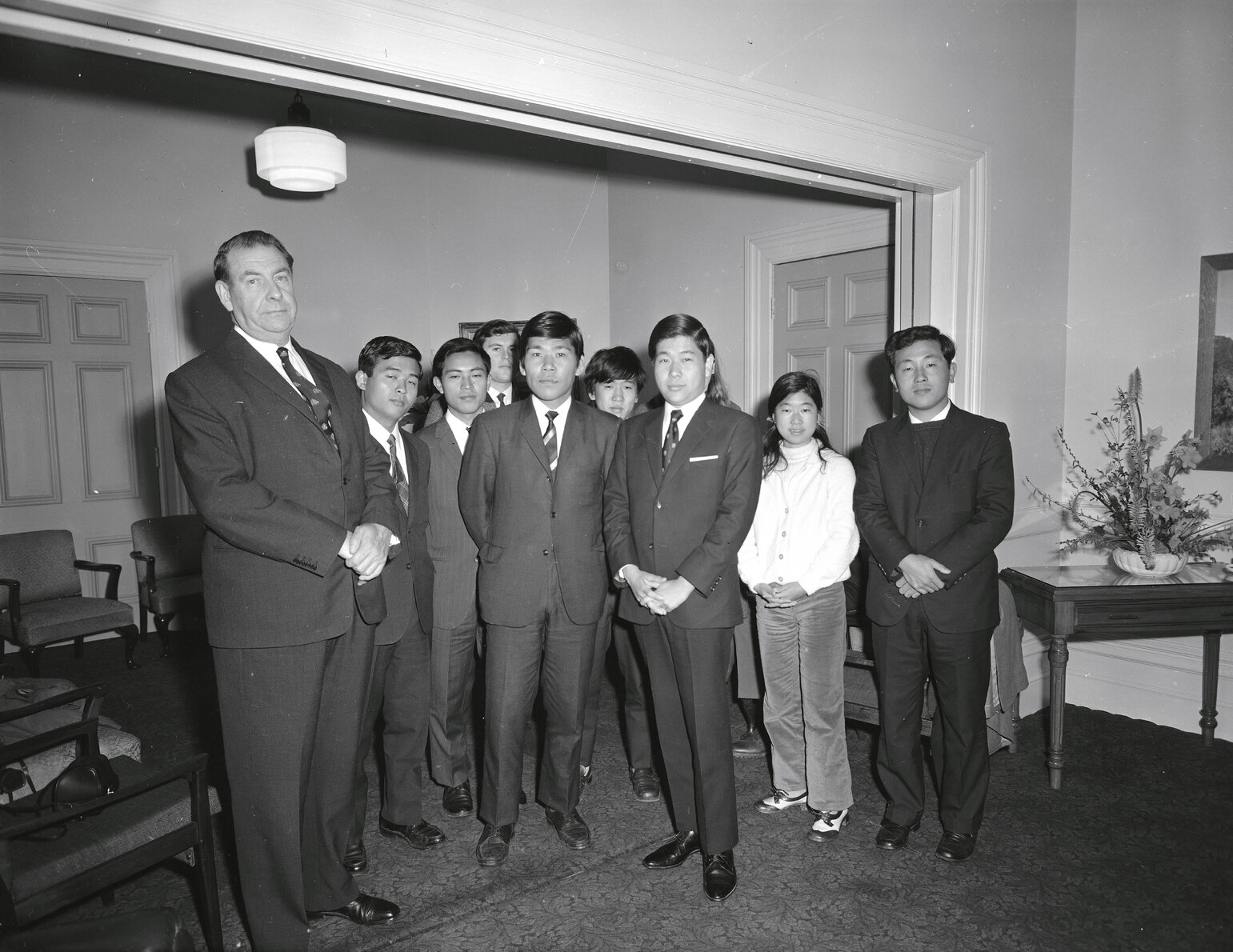 Mayor Frank Kitts with Japanese students visiting from Tokyo. Mayoral Reception Room.