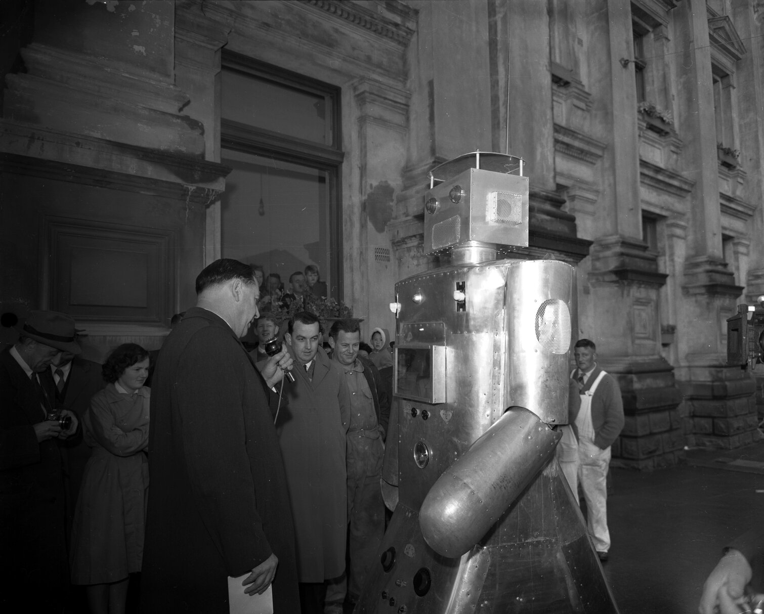 Robot 'Brosco' outside Wellington Town Hall, departing for Wanganui