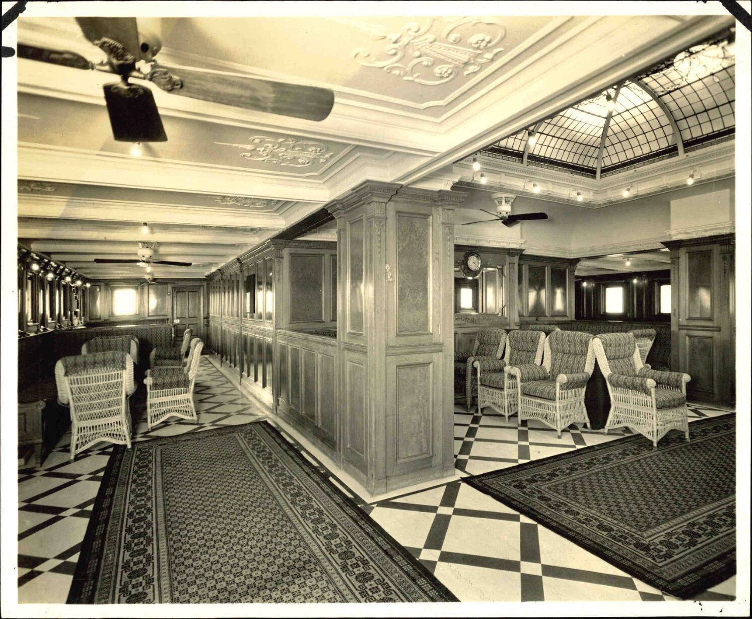 Makura First Class Smoker Room