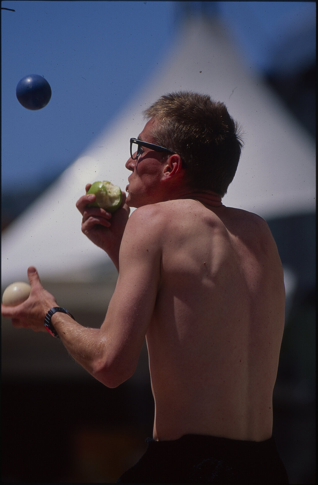 Mr Fungus, juggling at Summer City