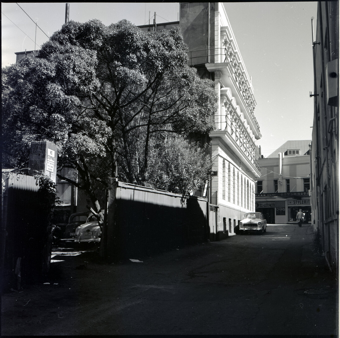 k. Three storey building on the corner of Lombard Street and Manners Street, opposite the Princess Theatre . Possibly the old Regent Hotel on the corner of Cornhill Street