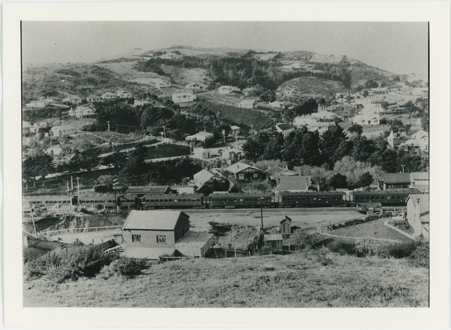 Down Express stopped on Johnsonville Railway Line, Ngaio