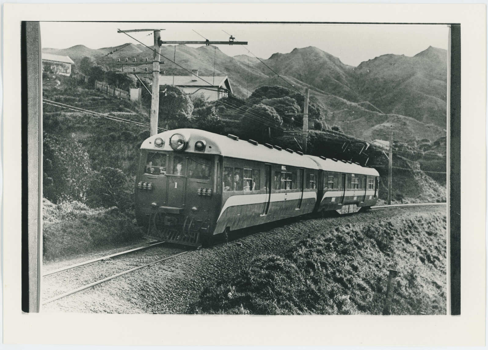 Passenger train south of Awarua Street, Ngaio