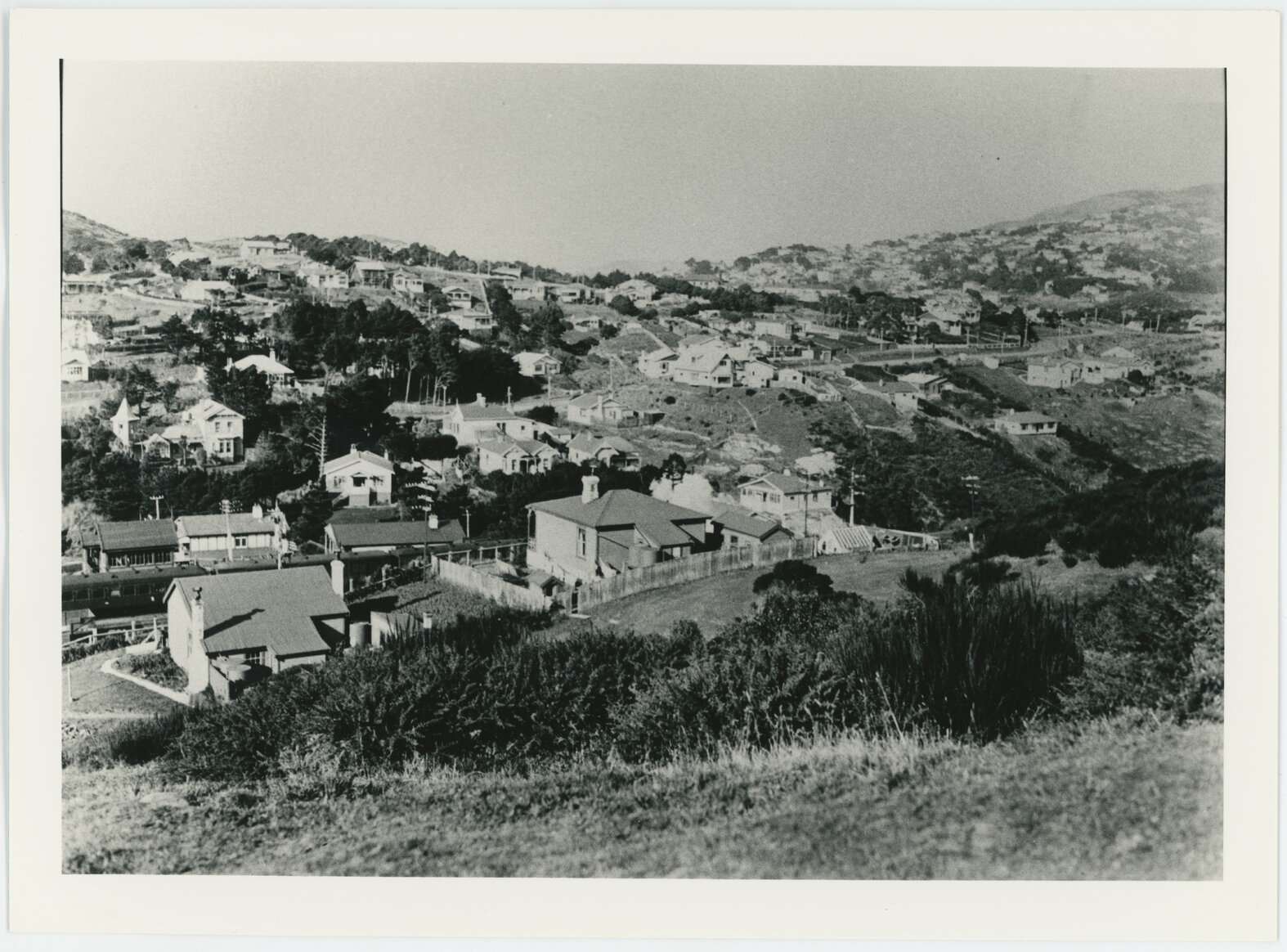 Down Express stopped on Johnsonville Railway Line, Ngaio