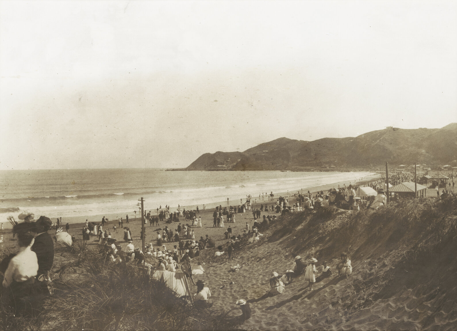 Lyall Bay, crowds at the beach