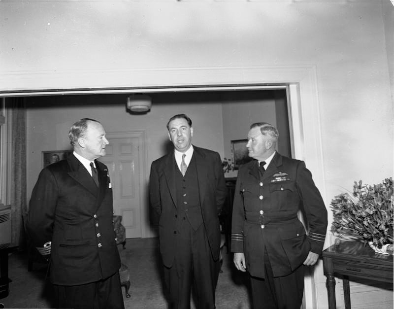 Wing-Commander Graney, Task Force Commander RAAF, with Mayor Kitts