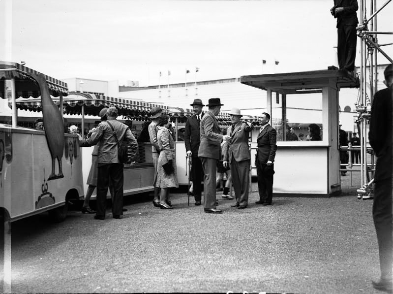 Centennial Exhibition, people alighting Kiwi Trains