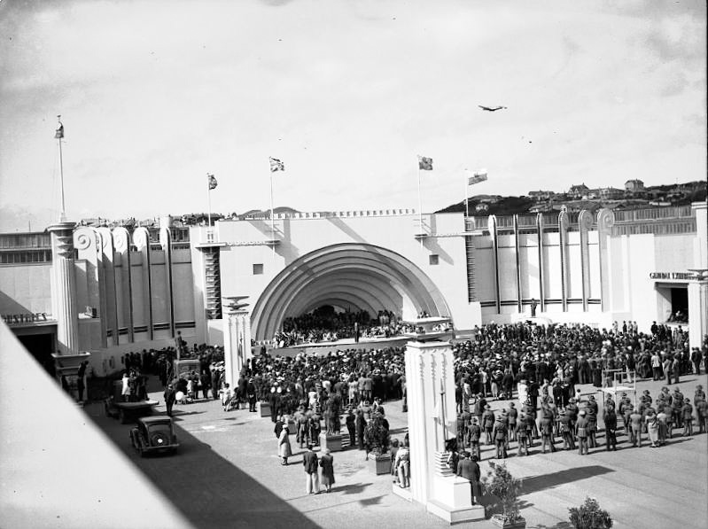 Centennial Exhibition, crowd watching performance in Sound Shell