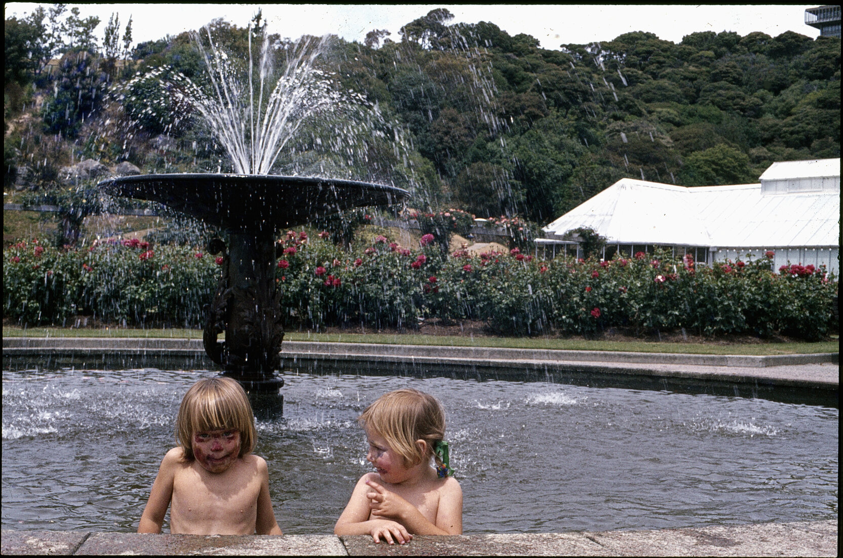 Summer City, children in fountain