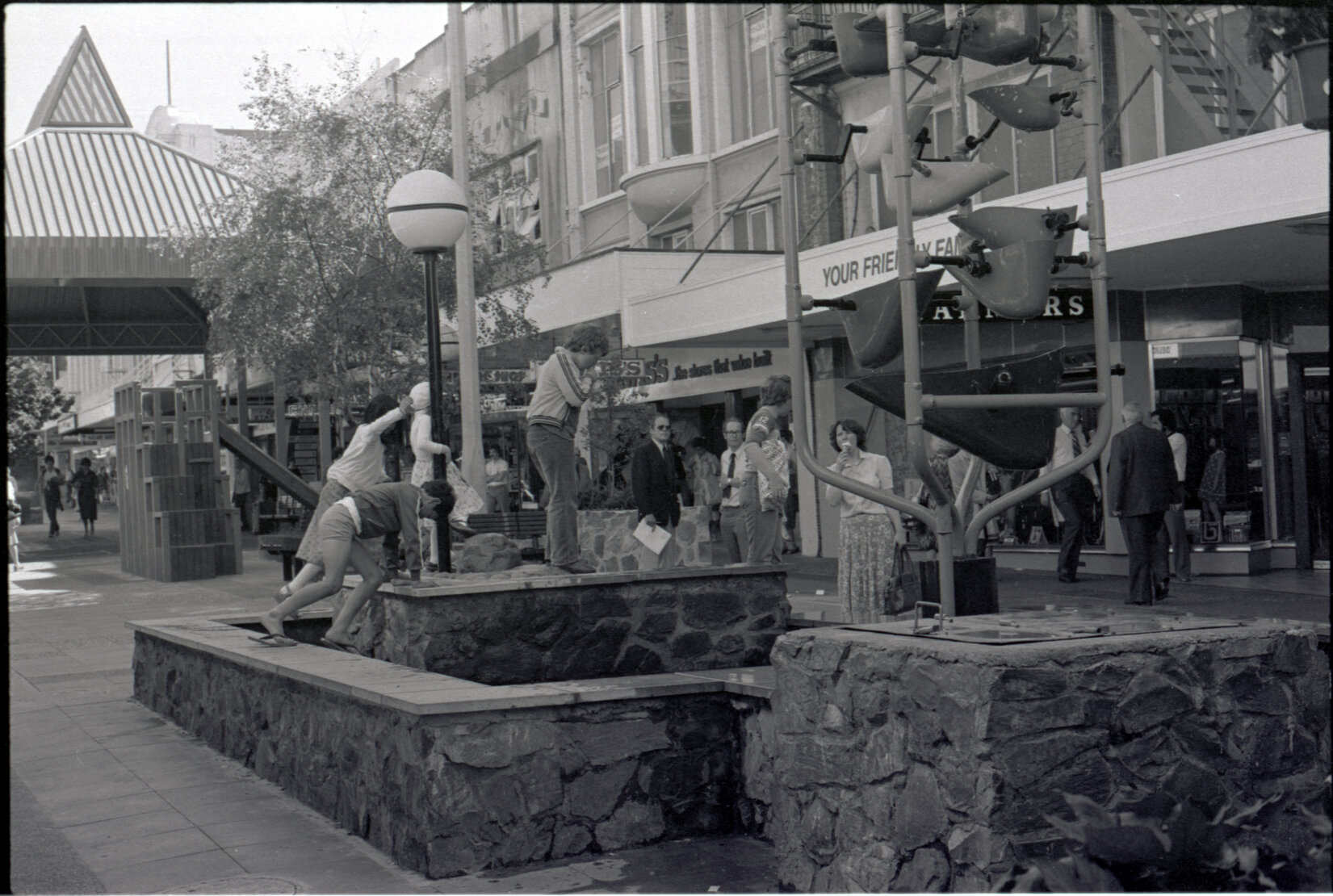 Cuba Mall, bucket fountain