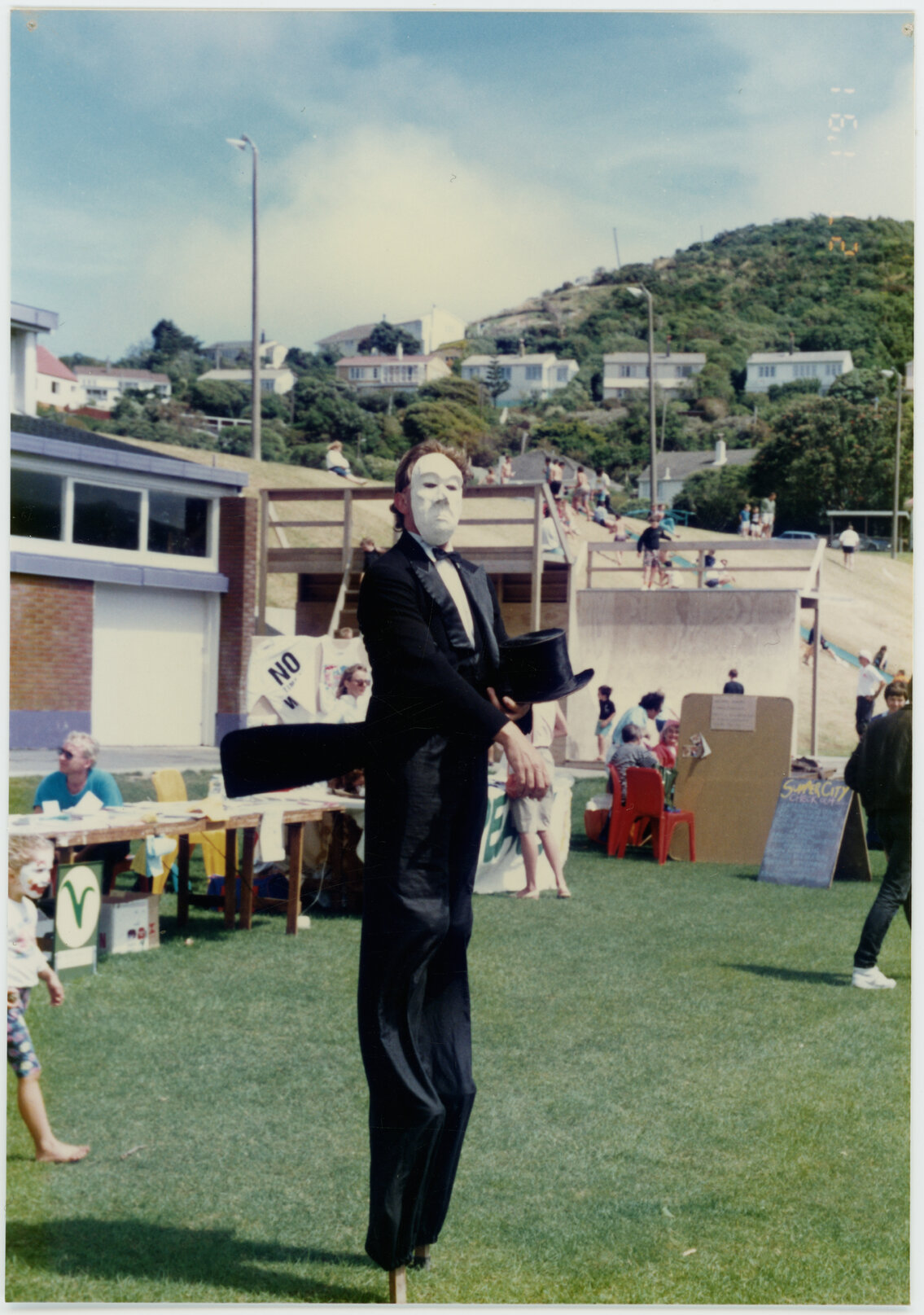 Summer City, clown on stilts