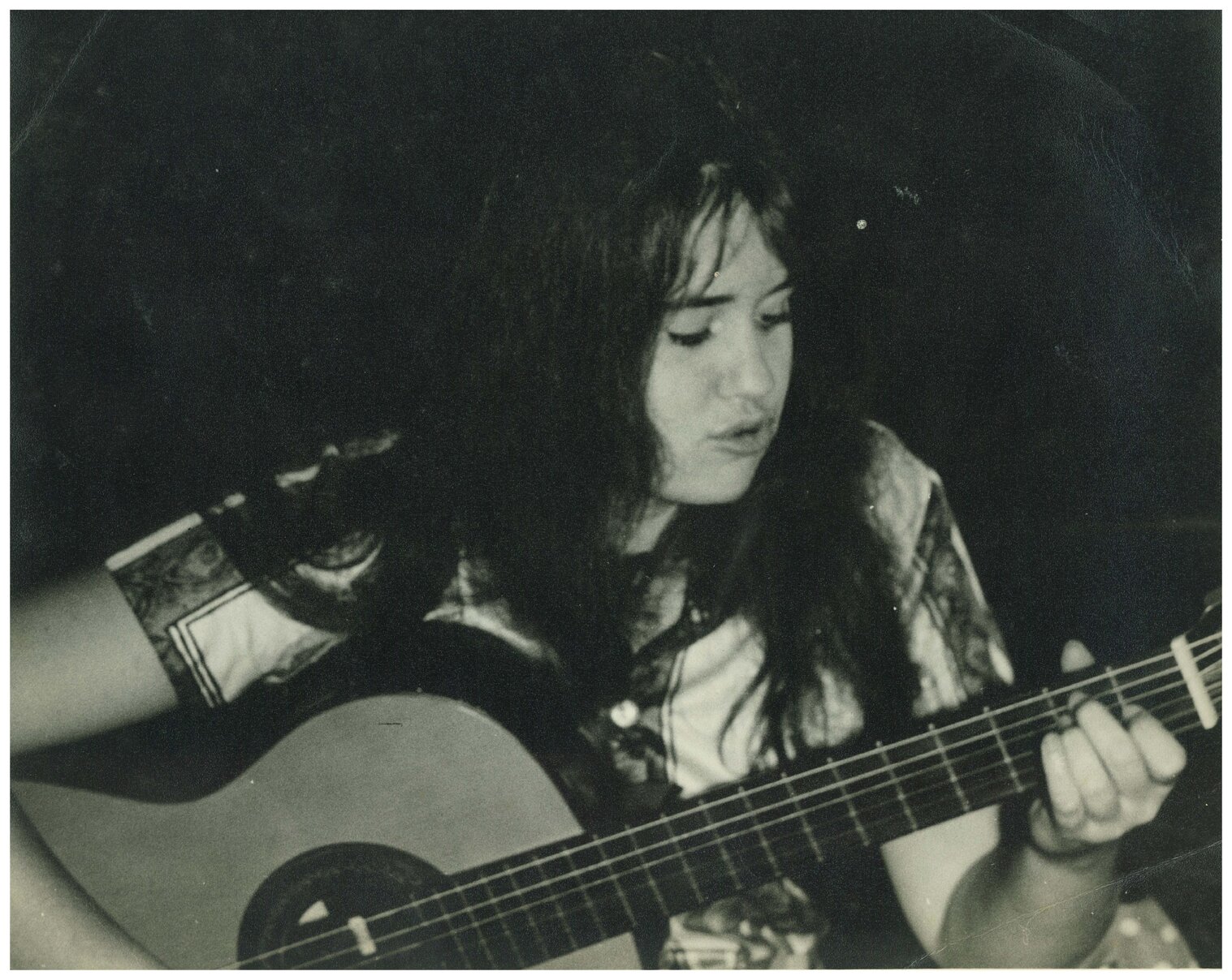 Val Murphy performing at the Monde Marie coffee bar