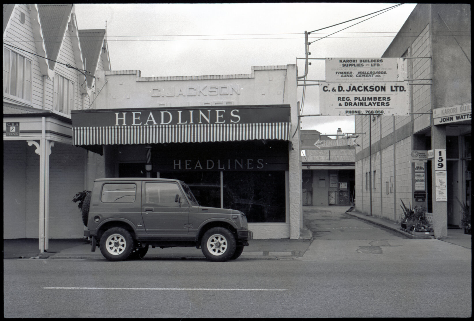 157 Karori Road, "Headlines" salon: valance around verandah without permit and obstructing Sauna Parlour sign