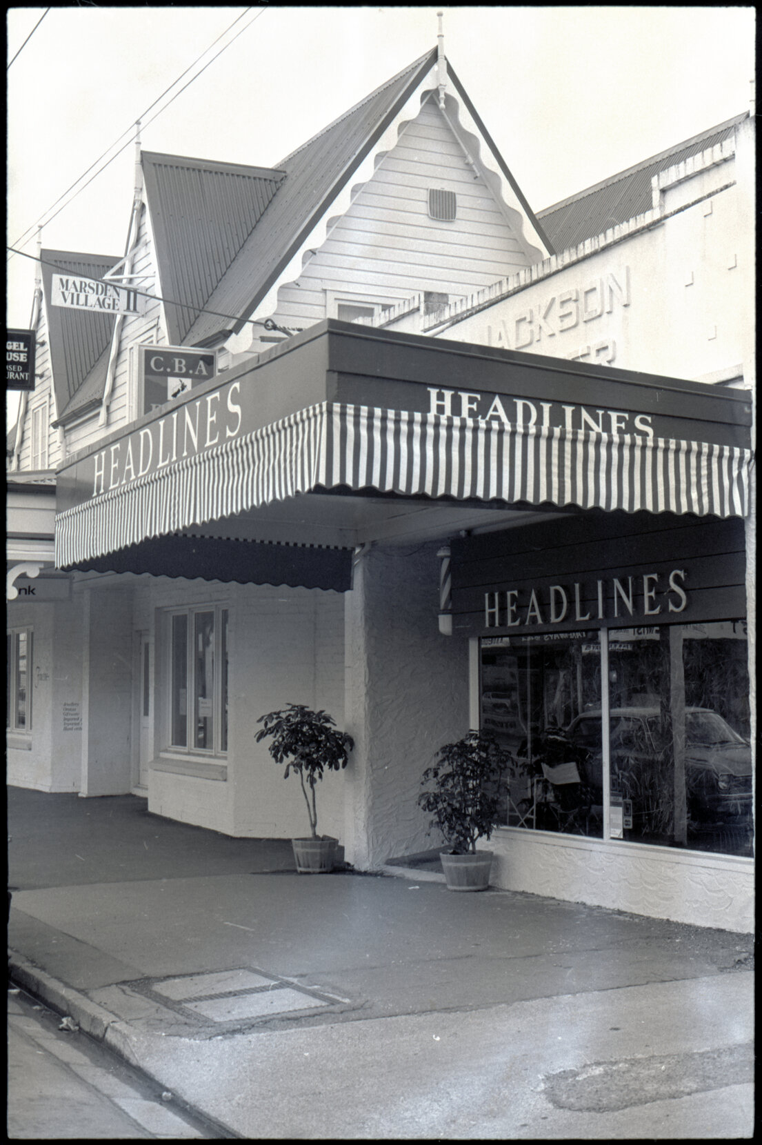 157 Karori Road, "Headlines" salon: valance around verandah without permit and obstructing Sauna Parlour sign