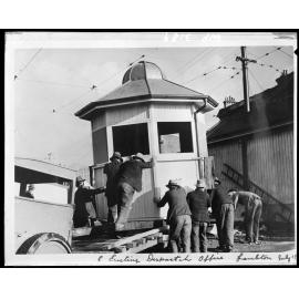 Erecting Dispatch Office, Lambton Quay