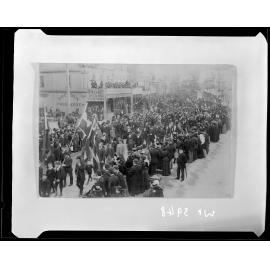 Crowd gathered on Lambton Quay to watch Military Procession