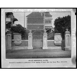 Wellington Bowling Club, Peace Memorial Gates