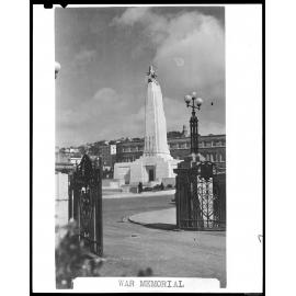 The Cenotaph War Memorial, from the gates of Parliament