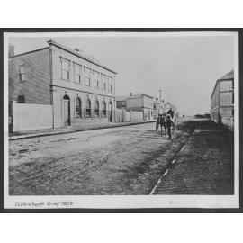 The wooden two-storey building on the right is the Bank of Australasia (1835)