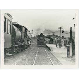 Two trains at Ngaio Railway Station
