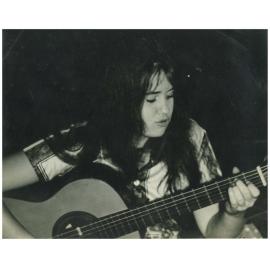 Val Murphy performing at the Monde Marie coffee bar