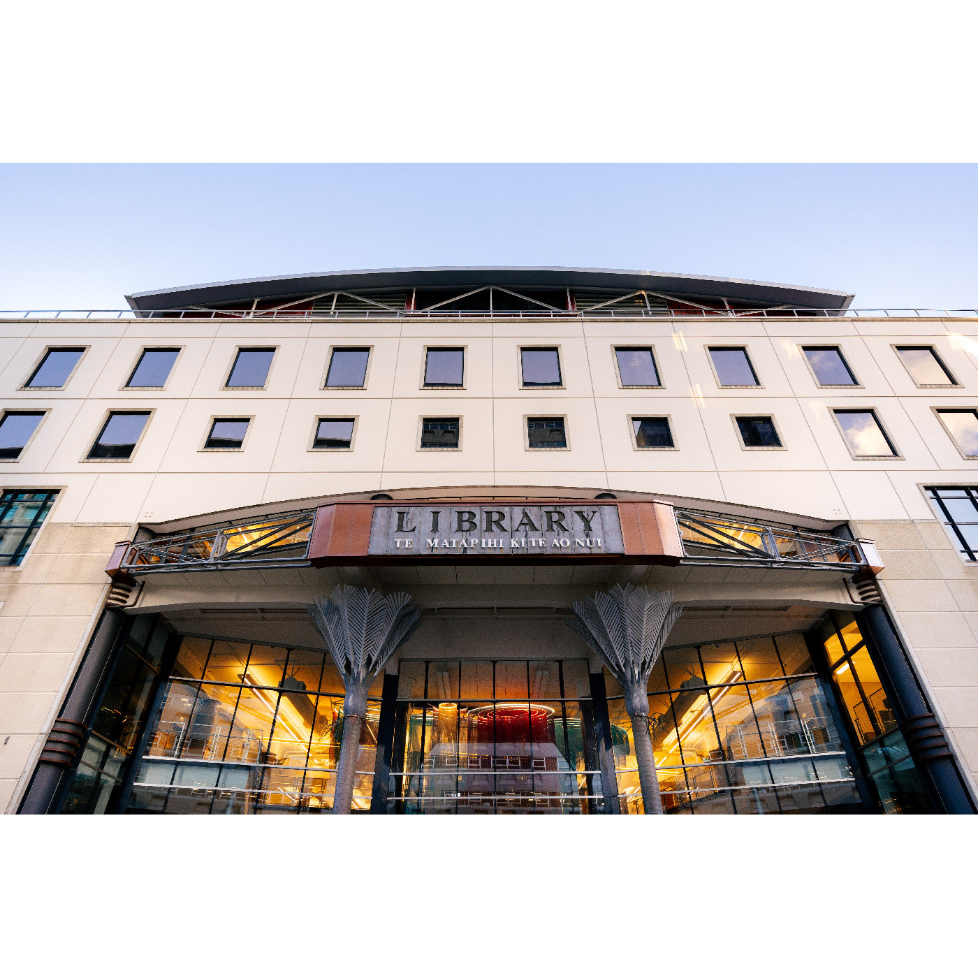 Te Matapihi ki te Ao Nui