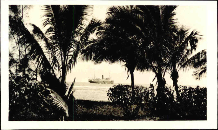 RMS Makura off Rarotonga, Wellington City Council Archives, AF093-164-10.